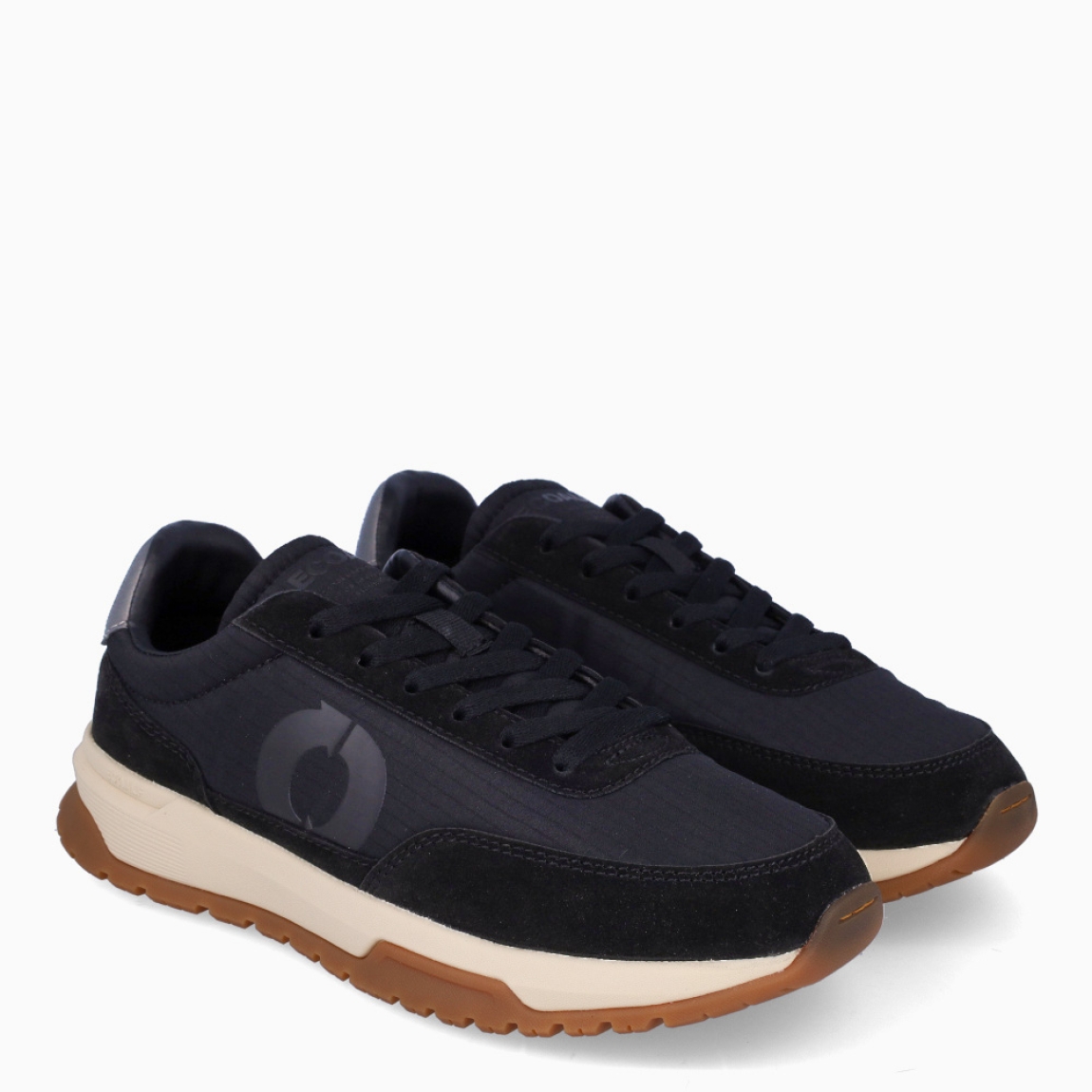 Deportivas de la marca Ecoalf, modelo VENTURA. Exterior de las deportivas en naylon color negro. Interior de las deportivas en tela y piel color negro. Cierre de las deportivas con cordones negro. Deportivas Ecoalf con suela de goma y cuña de 3cm. Estas deportivas Ecoalf VENTURA transpirables son el complemento perfecto en tu armario. Tienen un diseño clásico y te darán la comodidad que necesitas para tu día a día!