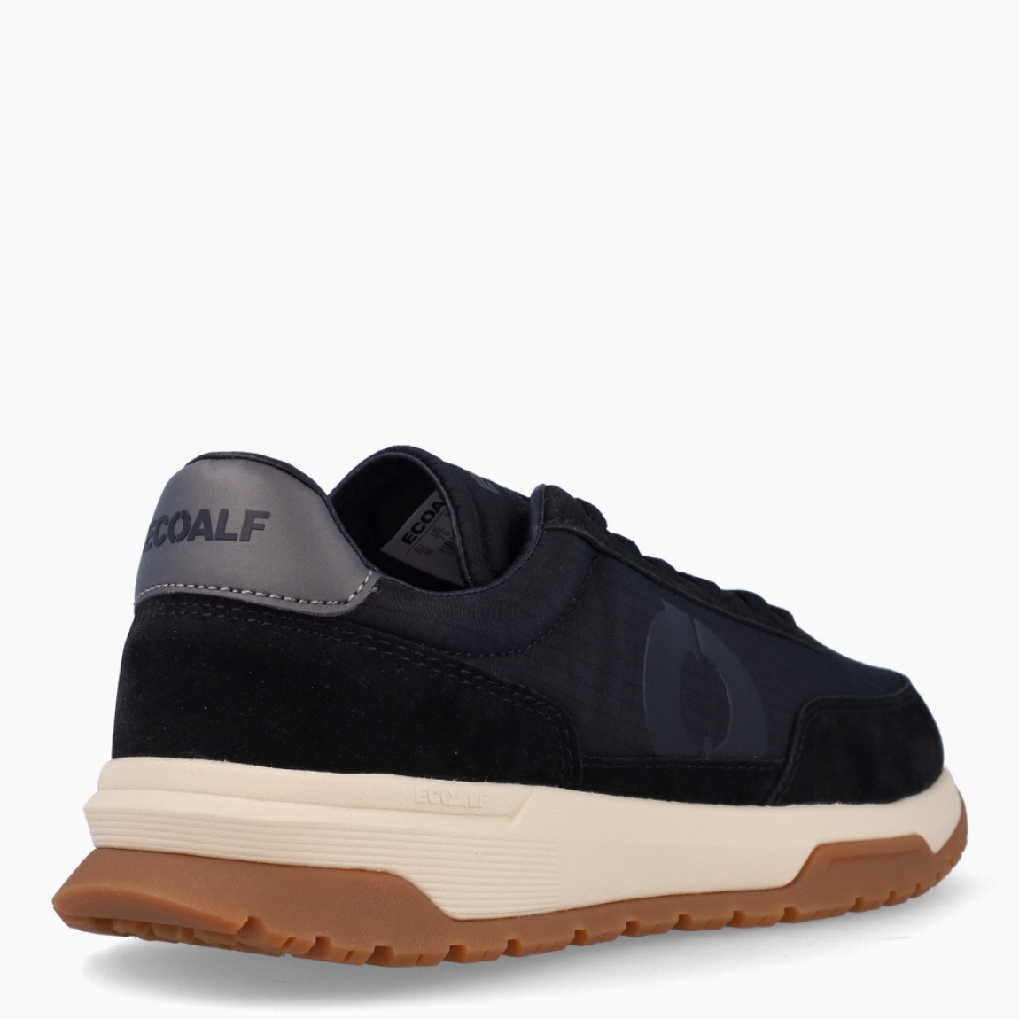 Deportivas de la marca Ecoalf, modelo VENTURA. Exterior de las deportivas en naylon color negro. Interior de las deportivas en tela y piel color negro. Cierre de las deportivas con cordones negro. Deportivas Ecoalf con suela de goma y cuña de 3cm. Estas deportivas Ecoalf VENTURA transpirables son el complemento perfecto en tu armario. Tienen un diseño clásico y te darán la comodidad que necesitas para tu día a día!