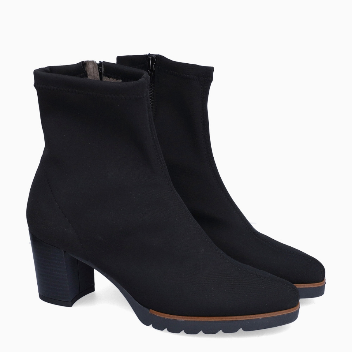 Botines de la marca Munné, modelo 085. Exterior en licra color negro con cierre de cremallera. Botines con tacón de 7cm de altura. Estos botines Munné 085 son unos clásicos, ideales para tu día a día con comodidad y estilo!
