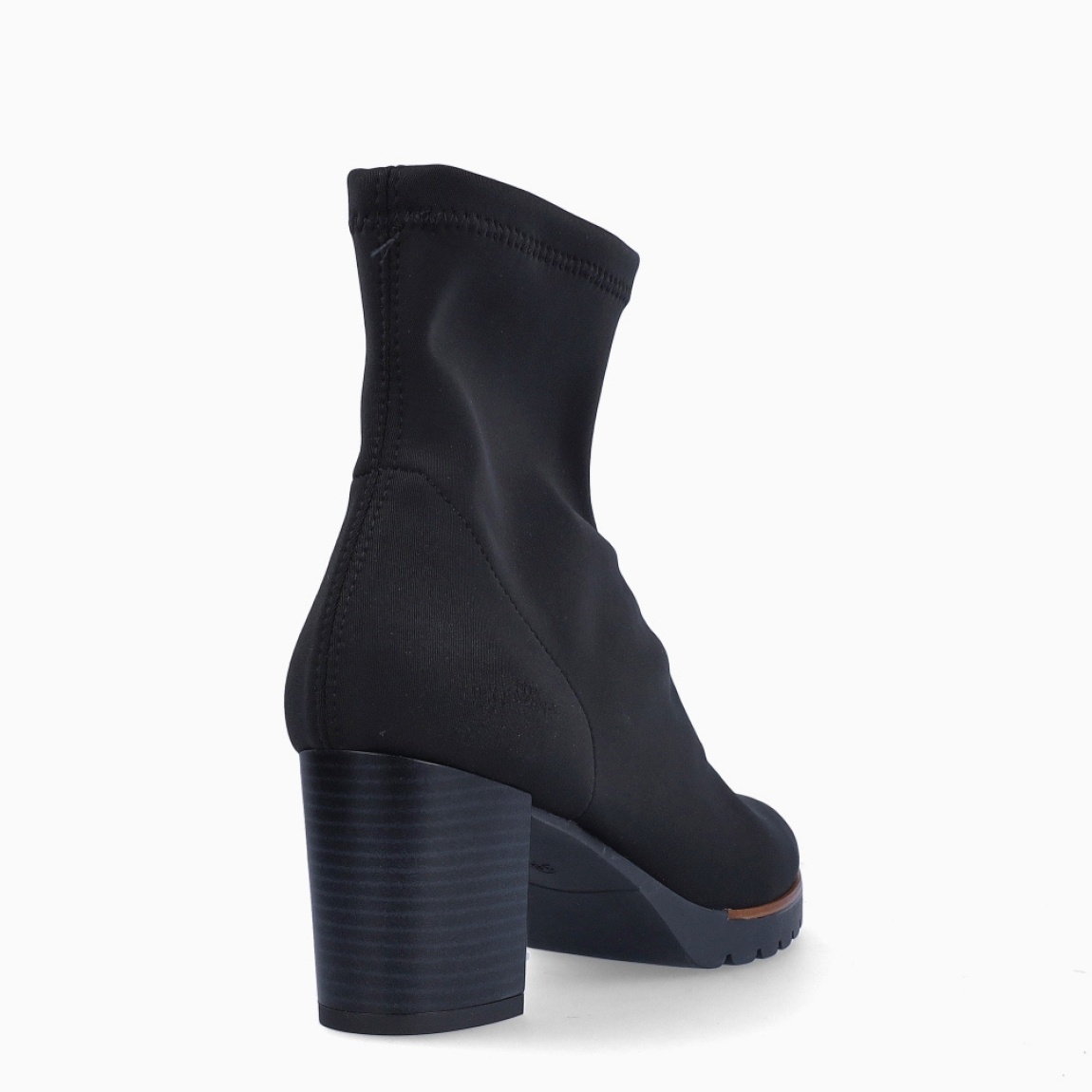 Botines de la marca Munné, modelo 085. Exterior en licra color negro con cierre de cremallera. Botines con tacón de 7cm de altura. Estos botines Munné 085 son unos clásicos, ideales para tu día a día con comodidad y estilo!