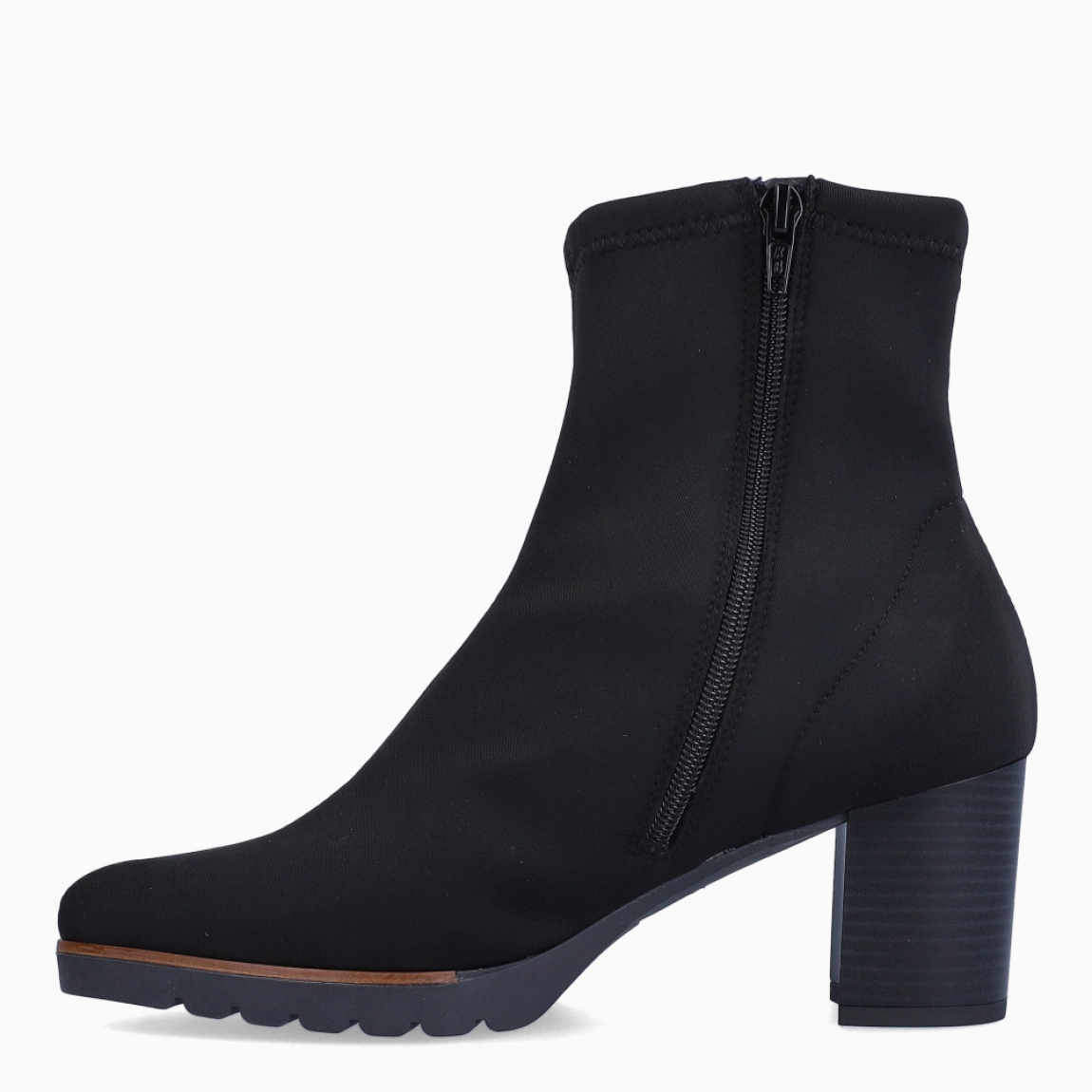 Botines de la marca Munné, modelo 085. Exterior en licra color negro con cierre de cremallera. Botines con tacón de 7cm de altura. Estos botines Munné 085 son unos clásicos, ideales para tu día a día con comodidad y estilo!