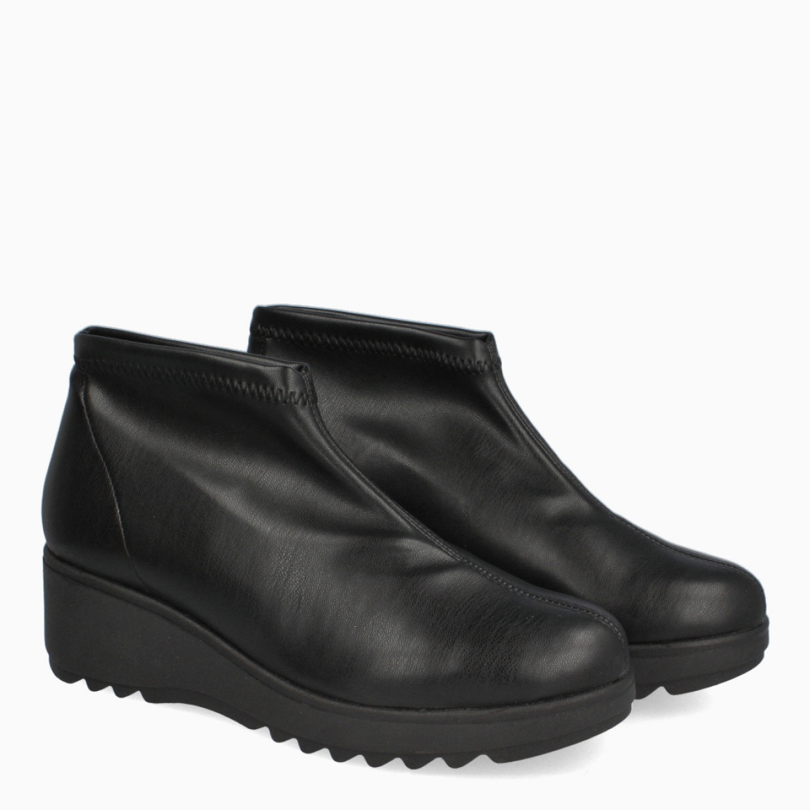 Abotinado de la marca Itse, modelo DELIA. Exterior e interior en piel color negro. Abotinado con cuña de 4cm de altura. Estos abotinados Itse DELIA son un complemento ideal para tus looks de temporada, podrás combinarlo con todas tus prendas y disfrutar de una comodidad máxima!