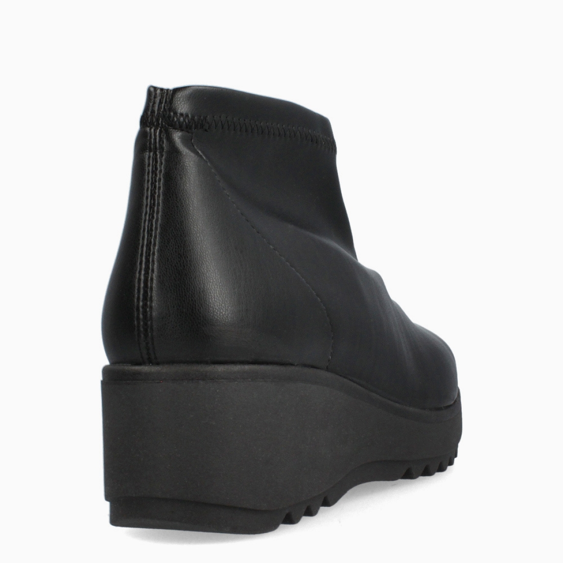 Abotinado de la marca Itse, modelo DELIA. Exterior e interior en piel color negro. Abotinado con cuña de 4cm de altura. Estos abotinados Itse DELIA son un complemento ideal para tus looks de temporada, podrás combinarlo con todas tus prendas y disfrutar de una comodidad máxima!