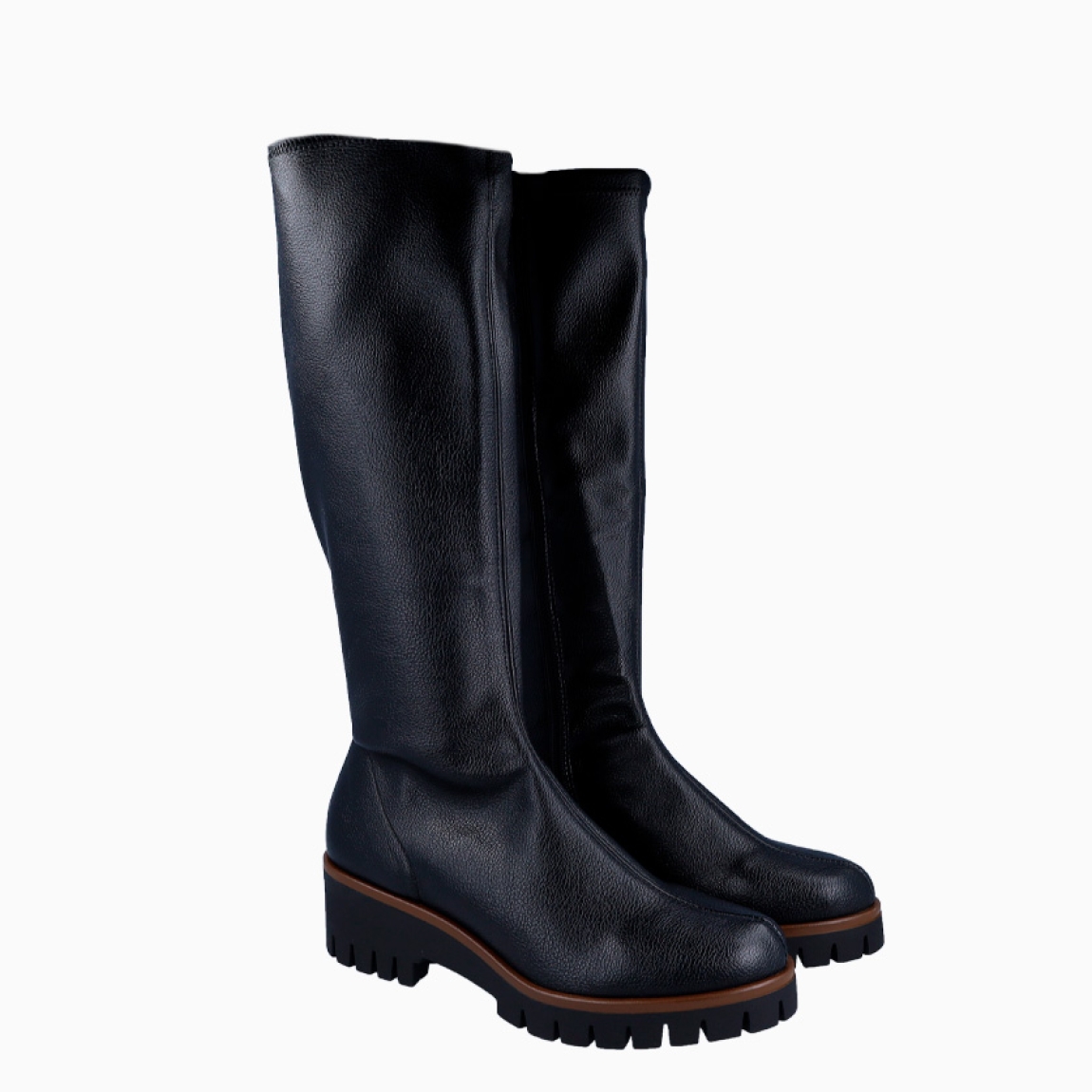 Botas de la marca Munné, modelo LORNA. Exterior en piel color negro con cierre de cremallera. Interior en piel color negro con plantilla extraíble para máxima comodidad. Suela dentada con cuña de 4cm. Estas botas Munné LORNA son unas clásicas, ideales para esta temporada!