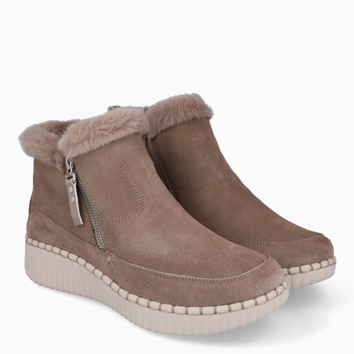 Botines de la marca Skechers, modelo ELIM. Exterior en piel color taupe. Interior en pelo color taupe con plantilla acolchada y extraíble para máxima comodidad. Cierre con cremallera y una cuña de 3cm de altura. Estos botines Skechers ELIM son unas clásicas, ideales para tu día a día.