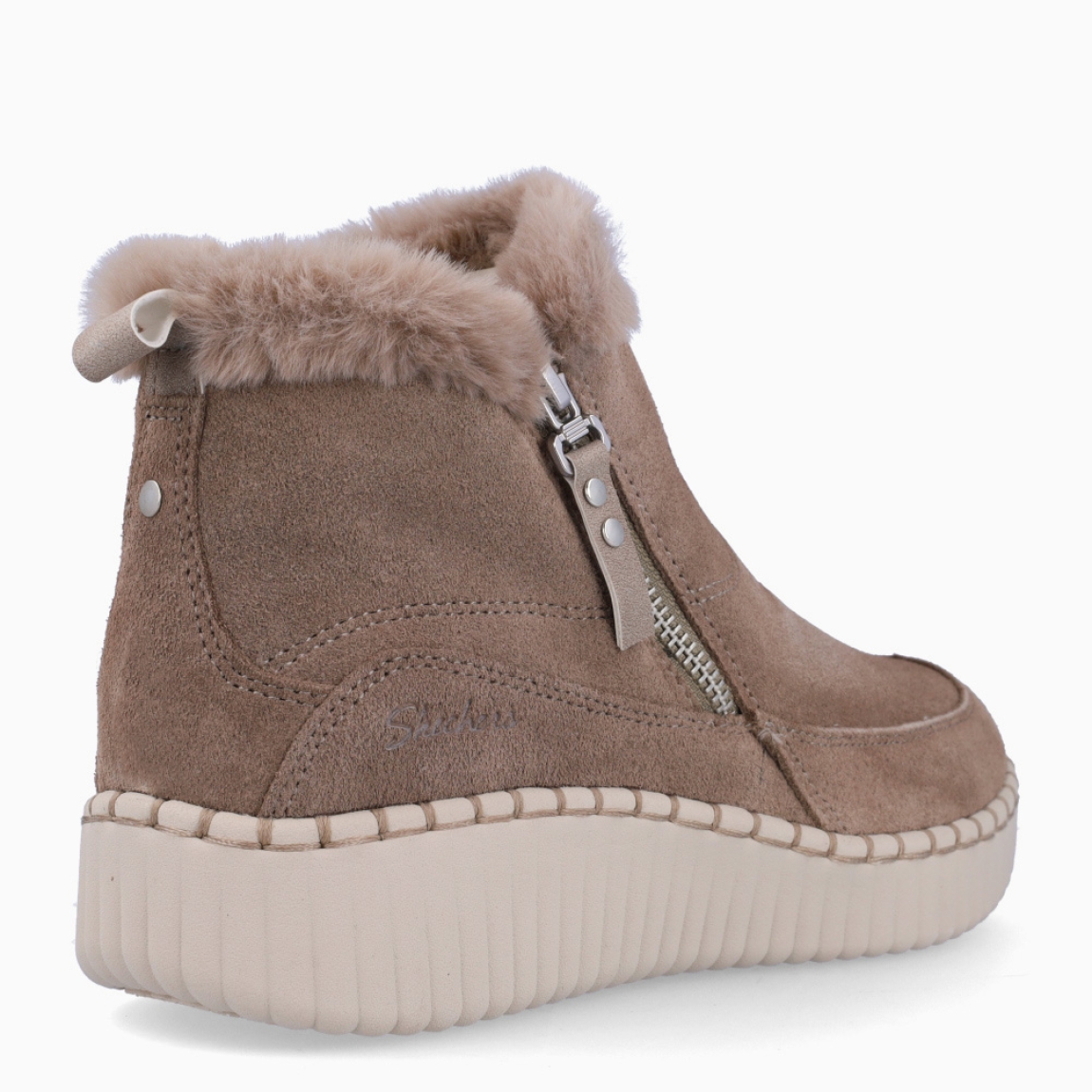 Botines de la marca Skechers, modelo ELIM. Exterior en piel color taupe. Interior en pelo color taupe con plantilla acolchada y extraíble para máxima comodidad. Cierre con cremallera y una cuña de 3cm de altura. Estos botines Skechers ELIM son unas clásicas, ideales para tu día a día.