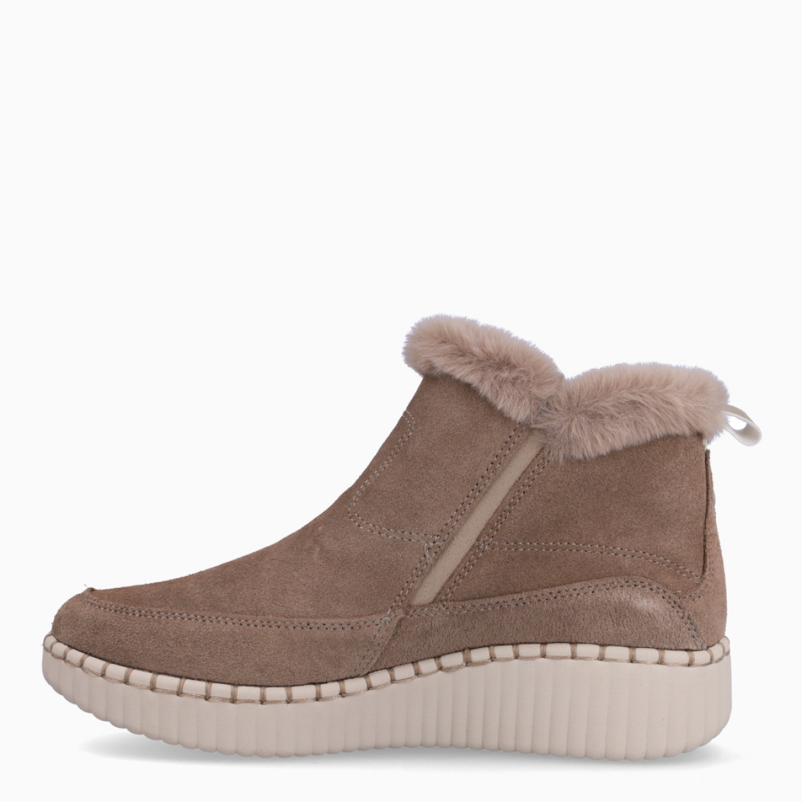 Botines de la marca Skechers, modelo ELIM. Exterior en piel color taupe. Interior en pelo color taupe con plantilla acolchada y extraíble para máxima comodidad. Cierre con cremallera y una cuña de 3cm de altura. Estos botines Skechers ELIM son unas clásicas, ideales para tu día a día.