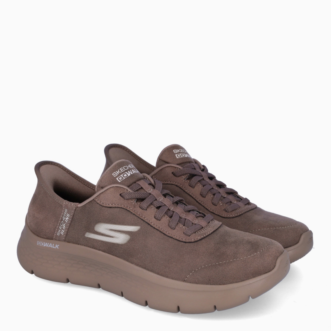 Deportivas de la marca Skechers, modelo D12. Exterior en ante color taupe con logo lateral de la marca. Interior en textil color taupe con plantilla extraíble y acolchada para máxima comodidad. Cierre con cordones y suela de goma con 2cm de altura. Estas deportivas Skechers D12 son unas clásicas, ideales para ti!
