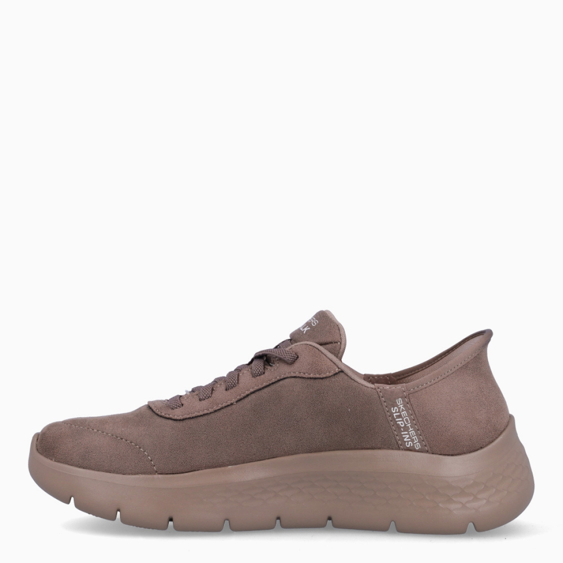 Deportivas de la marca Skechers, modelo D12. Exterior en ante color taupe con logo lateral de la marca. Interior en textil color taupe con plantilla extraíble y acolchada para máxima comodidad. Cierre con cordones y suela de goma con 2cm de altura. Estas deportivas Skechers D12 son unas clásicas, ideales para ti!