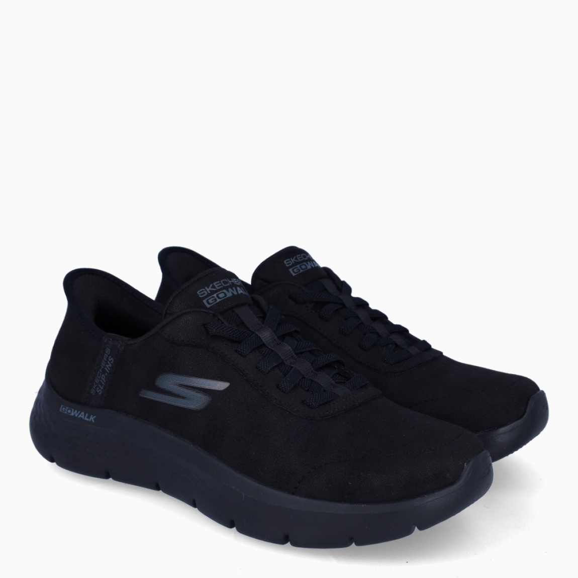 Deportivas de la marca Skechers, modelo D12. Exterior en ante color negro con logo lateral de la marca. Interior en textil color negro con plantilla extraíble y acolchada para máxima comodidad. Cierre con cordones y suela de goma con 2cm de altura. Estas deportivas Skechers D12 son unas clásicas, ideales para ti!