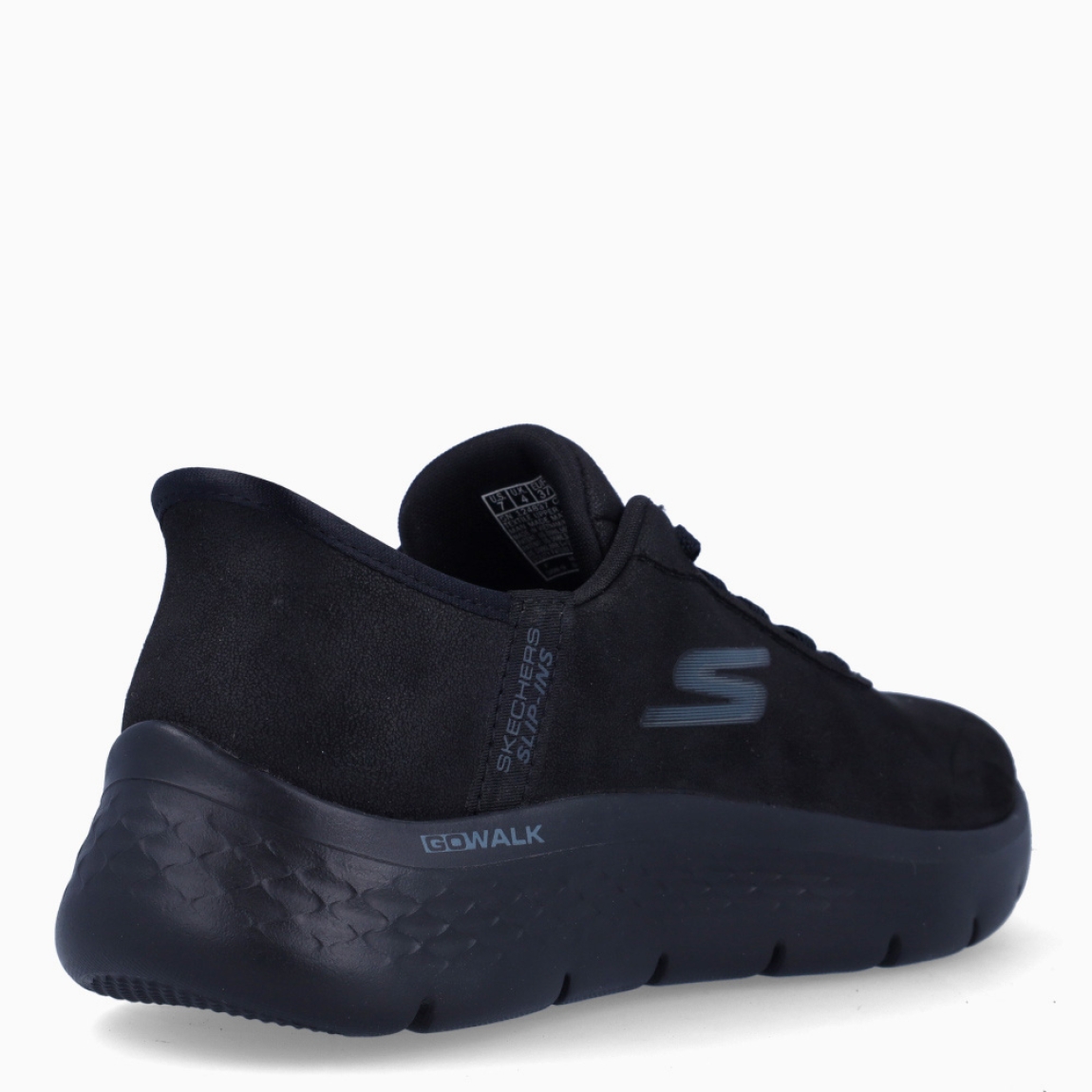 Deportivas de la marca Skechers, modelo D12. Exterior en ante color negro con logo lateral de la marca. Interior en textil color negro con plantilla extraíble y acolchada para máxima comodidad. Cierre con cordones y suela de goma con 2cm de altura. Estas deportivas Skechers D12 son unas clásicas, ideales para ti!