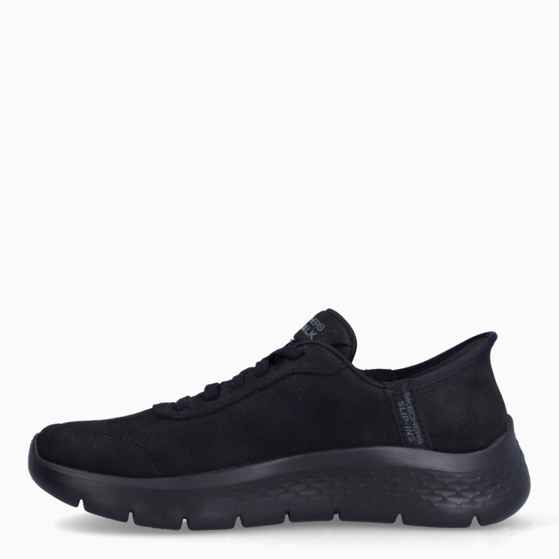 Deportivas de la marca Skechers, modelo D12. Exterior en ante color negro con logo lateral de la marca. Interior en textil color negro con plantilla extraíble y acolchada para máxima comodidad. Cierre con cordones y suela de goma con 2cm de altura. Estas deportivas Skechers D12 son unas clásicas, ideales para ti!