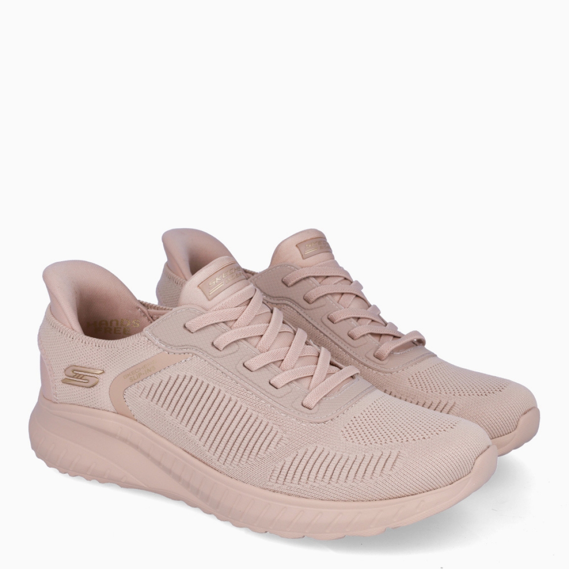 Deportivas de la marca Skechers, modelo 117. Exterior en naylon color nude con detalle del logo en parte lateral. Interior en textil color nude con plantilla acolchada y extraíble para máxima comodidad. Cordones de color blanco y una cuña de 3cm de altura. Estas deportivas Skechers 117 son unas clásicas, ideales para tu día a día.
