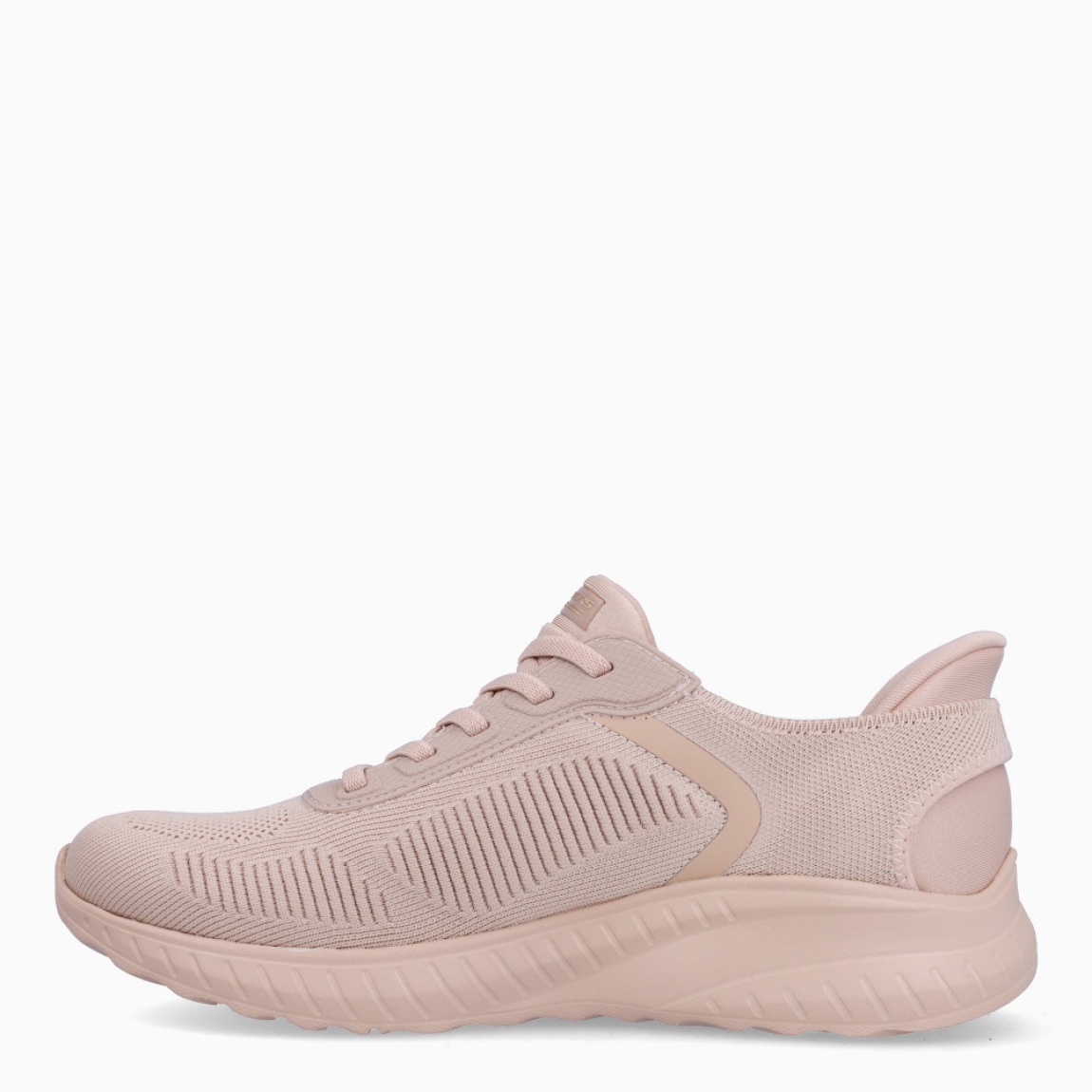 Deportivas de la marca Skechers, modelo 117. Exterior en naylon color nude con detalle del logo en parte lateral. Interior en textil color nude con plantilla acolchada y extraíble para máxima comodidad. Cordones de color blanco y una cuña de 3cm de altura. Estas deportivas Skechers 117 son unas clásicas, ideales para tu día a día.