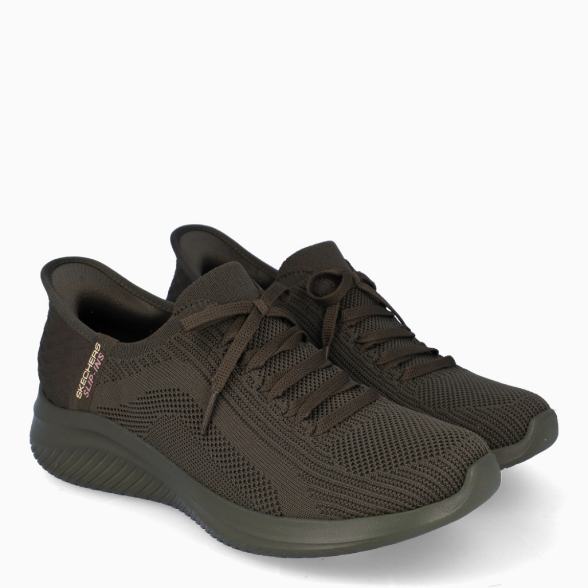 Deportivas de la marca Skechers, modelo 117. Exterior en textil color verde oscuro con detalle del logo en parte lateral. Interior en textil color verde con plantilla acolchada y extraíble para máxima comodidad. Cordones de color verde y una cuña de 3cm de altura. Estas deportivas Skechers 117 son unas clásicas, ideales para tu día a día.
