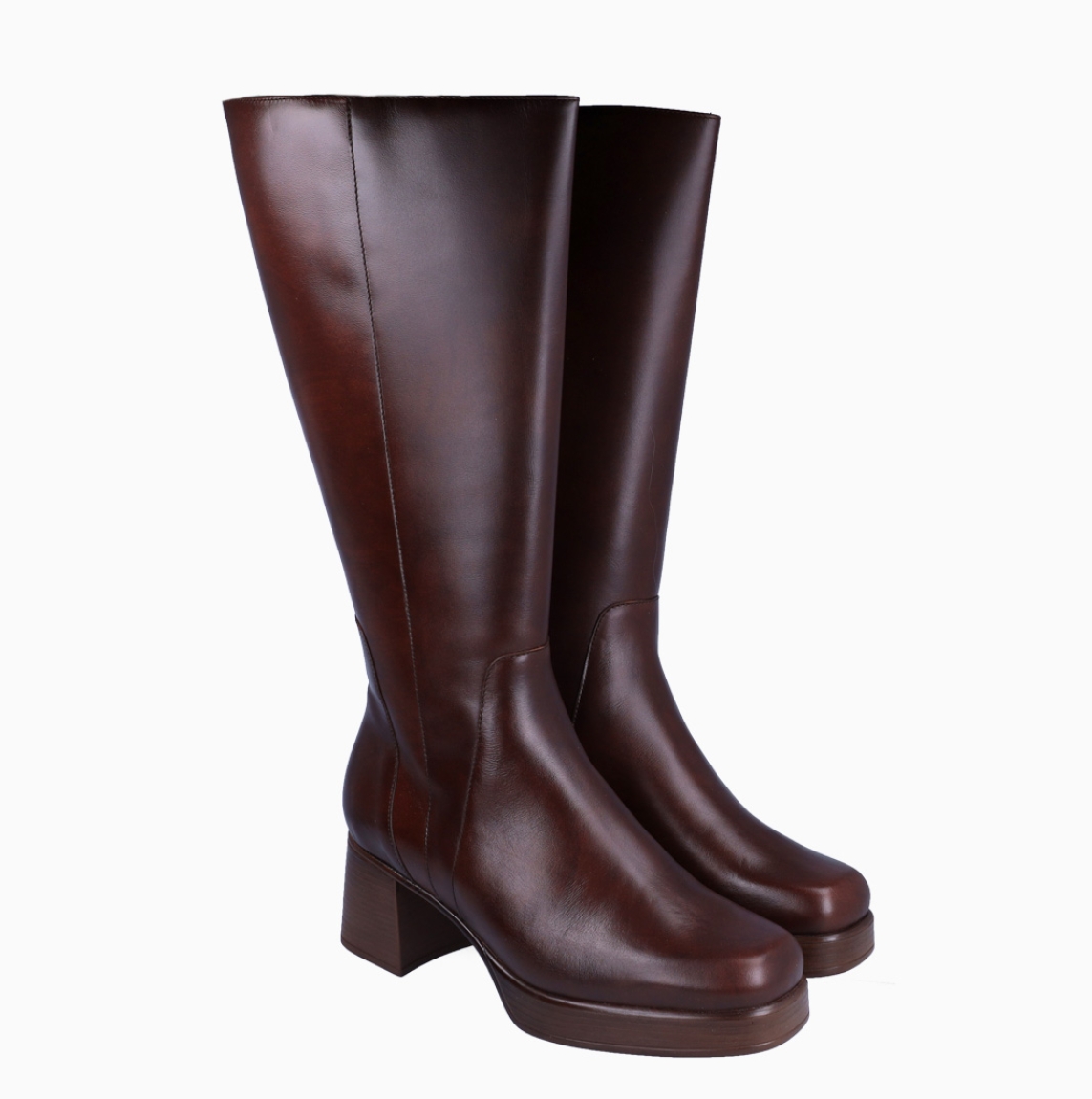 Bota clásica de la marca Piesanto, modelo ALONDRA. Exterior en piel color marrón con puntera redonda. Interior en piel marrón. Cierre de botas con cremallera y una suela con tacón de 6cm. Estas botas Piesanto ALONDRA son un complemento ideal para armar tus looks de temporada!