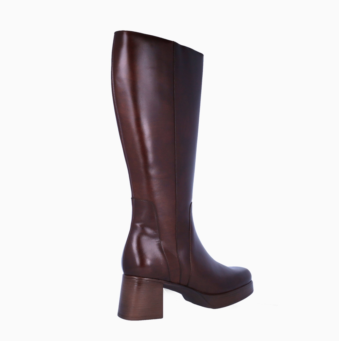 Bota clásica de la marca Piesanto, modelo ALONDRA. Exterior en piel color marrón con puntera redonda. Interior en piel marrón. Cierre de botas con cremallera y una suela con tacón de 6cm. Estas botas Piesanto ALONDRA son un complemento ideal para armar tus looks de temporada!