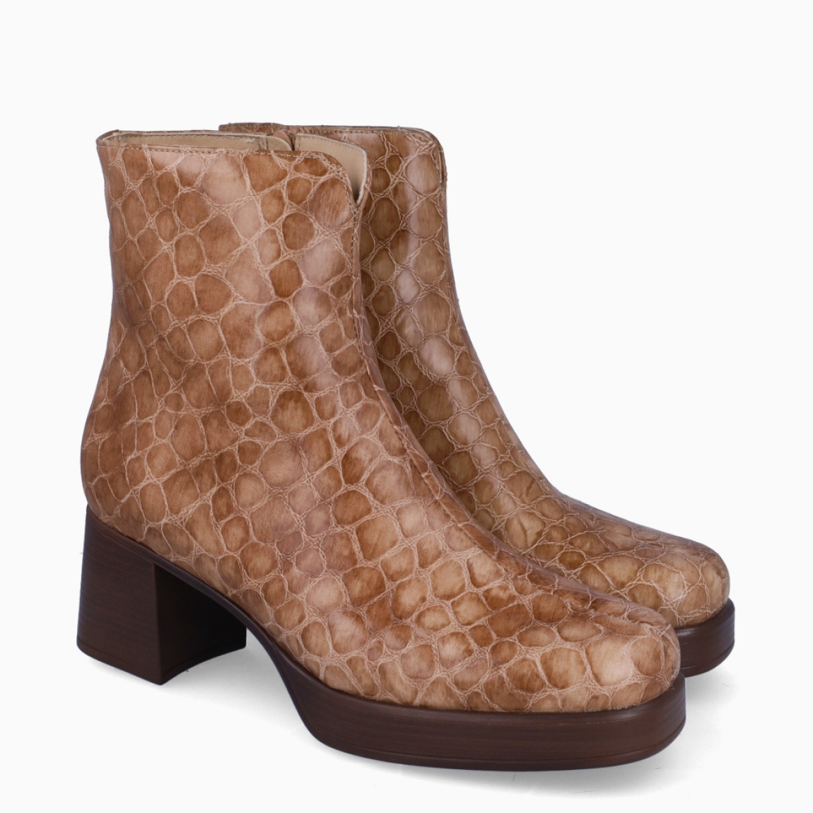 Botines de la marca Piesanto, modelo BEATRIZ. Exterior en piel color camel con estampado. Interior en piel color camel con plantilla acolchada y extraíble para máxima comodidad. Cierre con cremallera y suela de botines Piesanto con tacón de 6cm. Estos botines Piesanto BEATRIZ son ideales para ti!