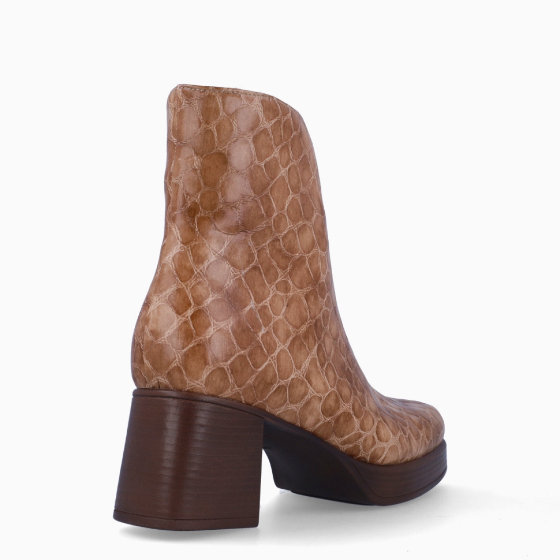 Botines de la marca Piesanto, modelo BEATRIZ. Exterior en piel color camel con estampado. Interior en piel color camel con plantilla acolchada y extraíble para máxima comodidad. Cierre con cremallera y suela de botines Piesanto con tacón de 6cm. Estos botines Piesanto BEATRIZ son ideales para ti!