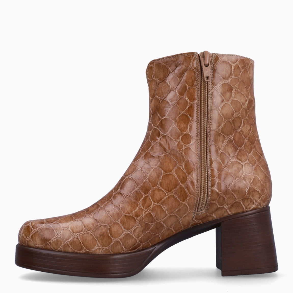 Botines de la marca Piesanto, modelo BEATRIZ. Exterior en piel color camel con estampado. Interior en piel color camel con plantilla acolchada y extraíble para máxima comodidad. Cierre con cremallera y suela de botines Piesanto con tacón de 6cm. Estos botines Piesanto BEATRIZ son ideales para ti!