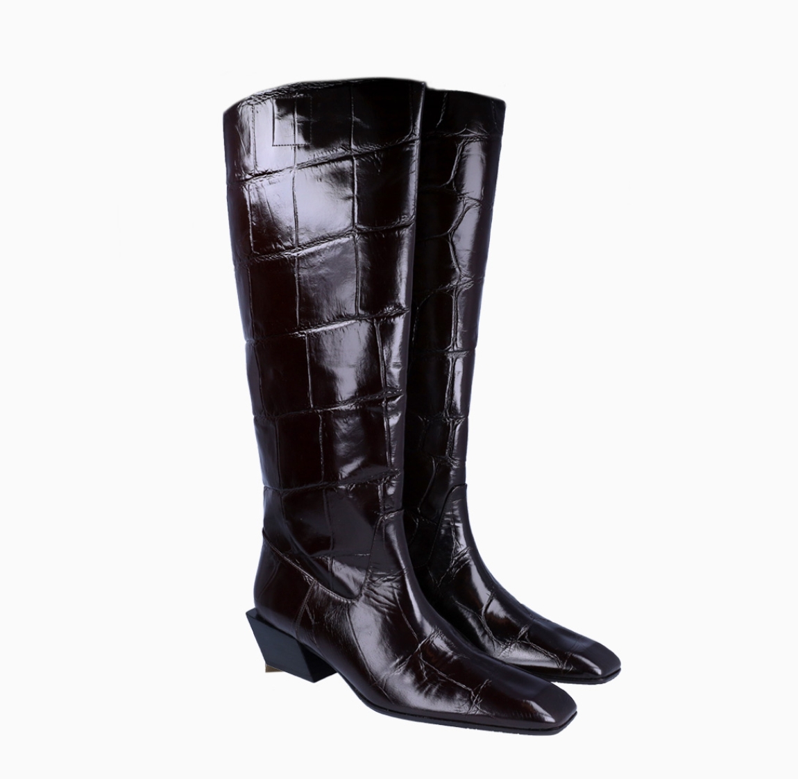 Botas de la marca Ras, modelo COCO. Exterior en charol color marrón con efecto cocodrilo con punta lápiz. Interior en piel marrón. Botas con tacón de 4cm de altura. Estas botas Ras COCO son un complemento perfecto para añadir estilo y personalidad a tus looks!