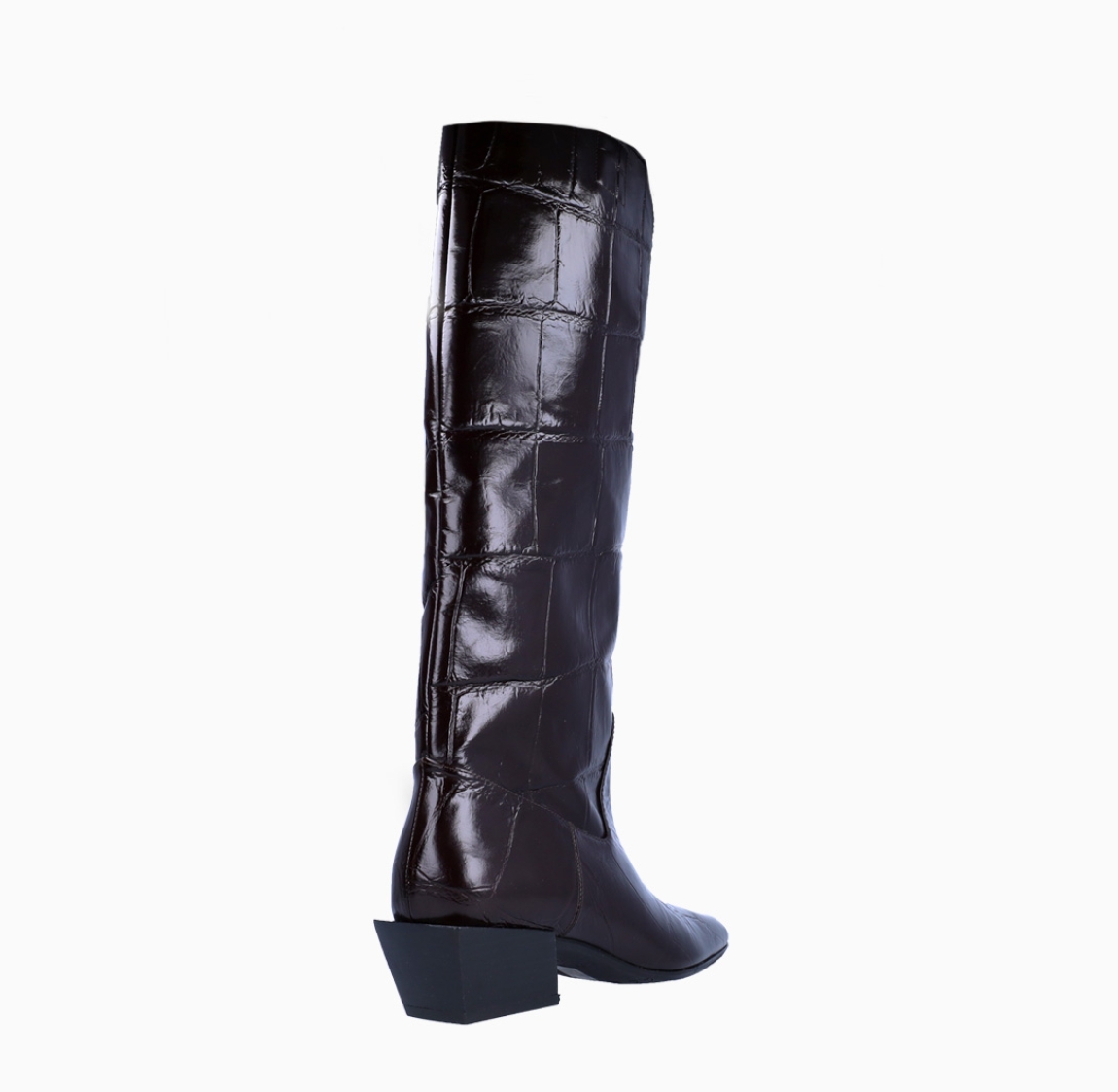 Botas de la marca Ras, modelo COCO. Exterior en charol color marrón con efecto cocodrilo con punta lápiz. Interior en piel marrón. Botas con tacón de 4cm de altura. Estas botas Ras COCO son un complemento perfecto para añadir estilo y personalidad a tus looks!
