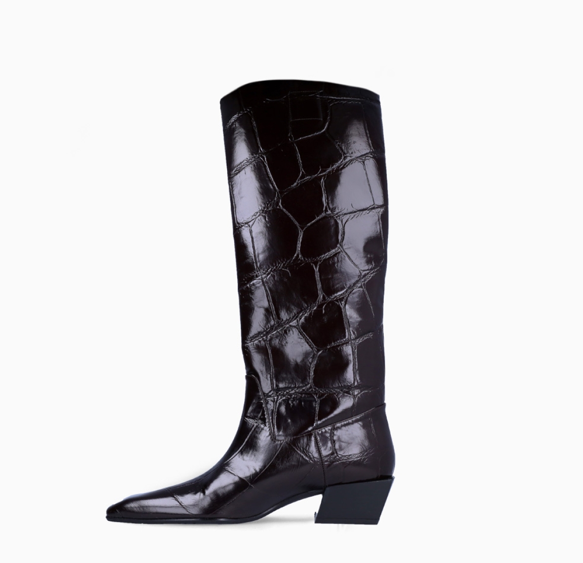 Botas de la marca Ras, modelo COCO. Exterior en charol color marrón con efecto cocodrilo con punta lápiz. Interior en piel marrón. Botas con tacón de 4cm de altura. Estas botas Ras COCO son un complemento perfecto para añadir estilo y personalidad a tus looks!