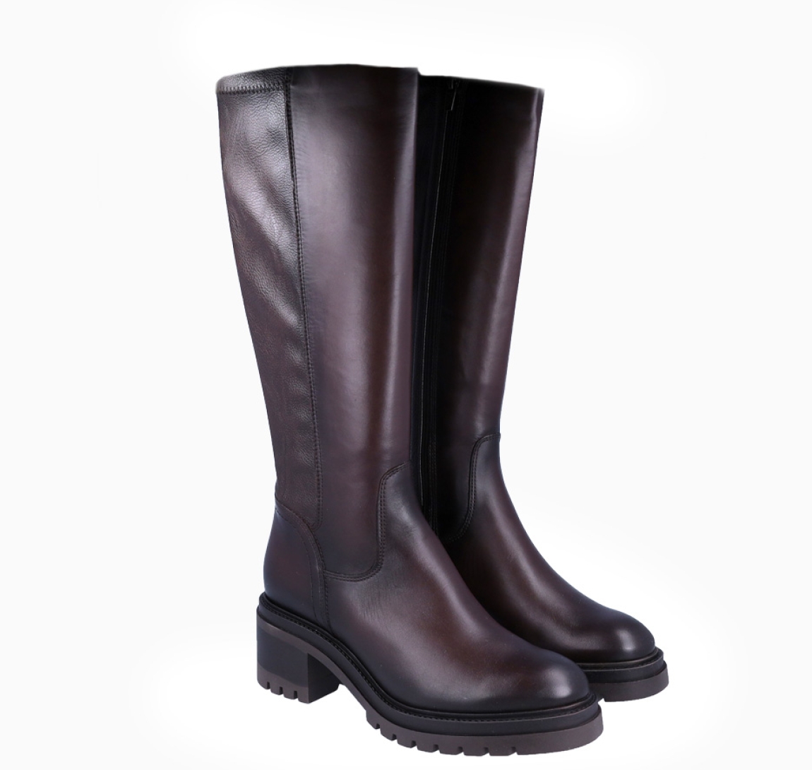 Botas mosquetera de la marca Tamaris, modelo FINNA. Exterior en piel color marrón con puntera redonda. Interior en piel color marrón. Botines con cierre de cremallera y suela dentada con cuña de 6cm de altura. Estas botasTamaris FINNA son un clásico que no debe faltar en tu armario!