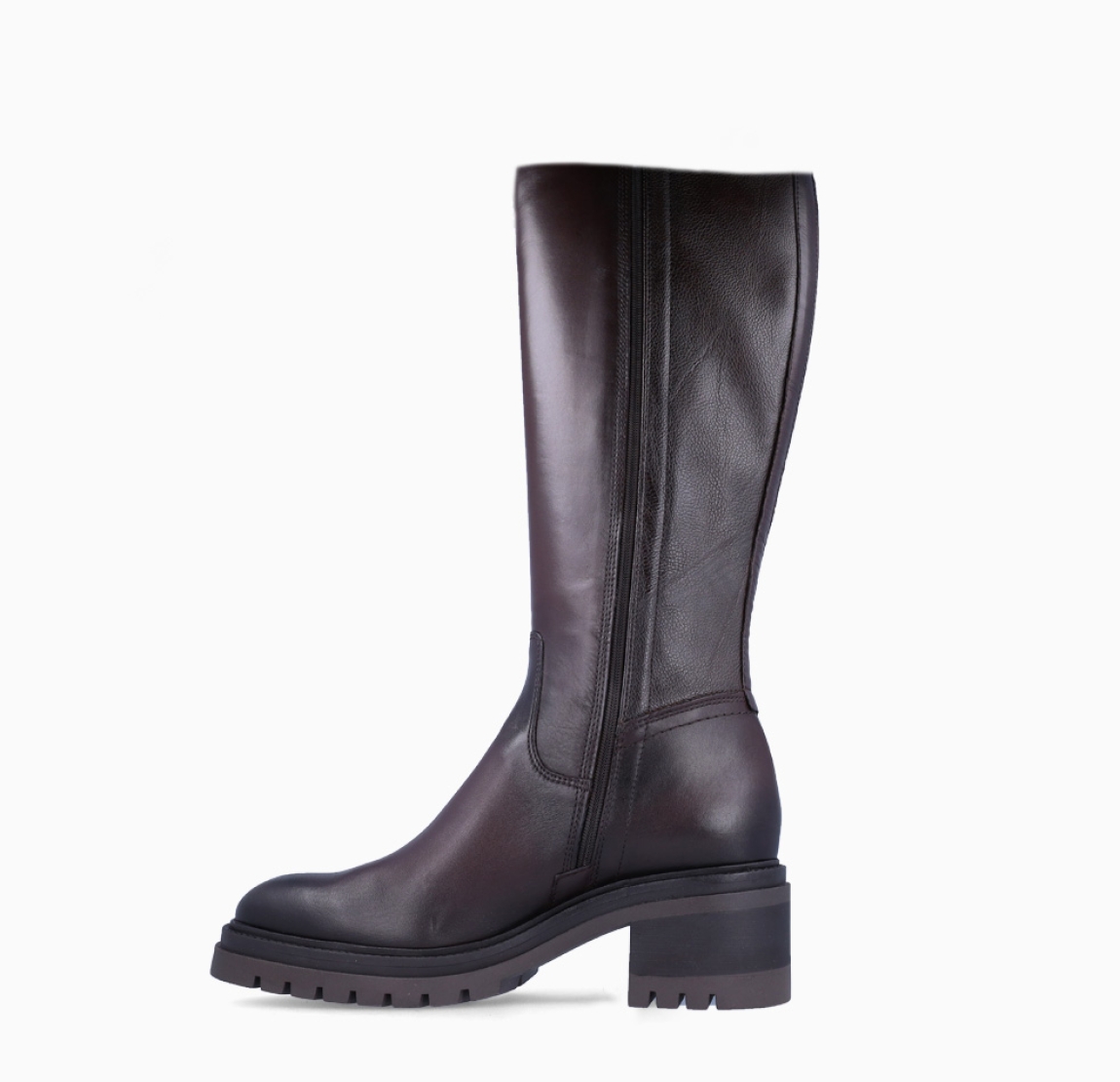 Botas mosquetera de la marca Tamaris, modelo FINNA. Exterior en piel color marrón con puntera redonda. Interior en piel color marrón. Botines con cierre de cremallera y suela dentada con cuña de 6cm de altura. Estas botasTamaris FINNA son un clásico que no debe faltar en tu armario!
