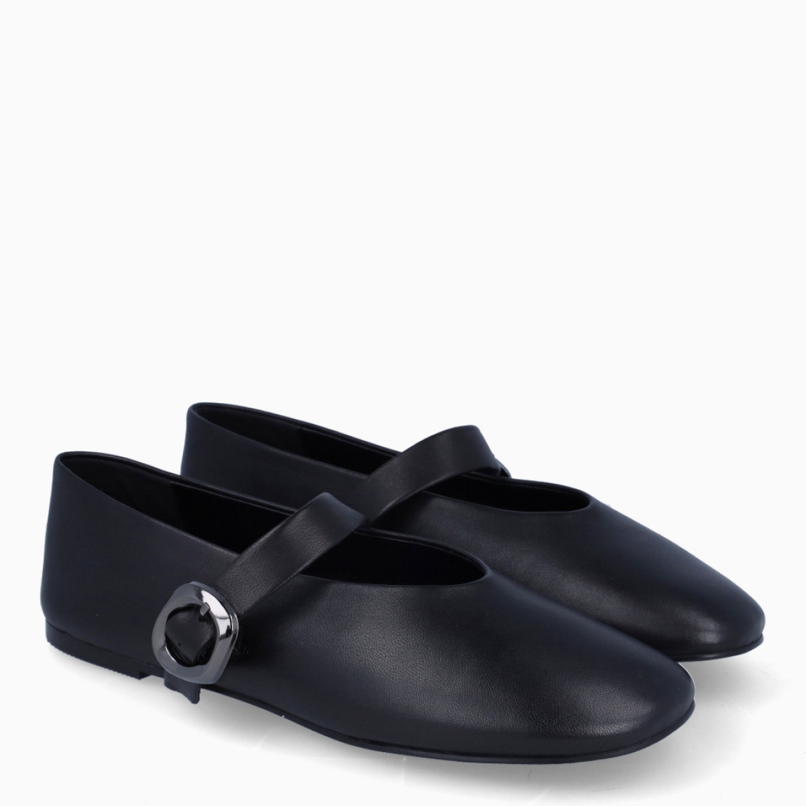 Merceditas de la marca Itse, modelo ATENAS. Exterior en piel color negro con puntera redonda. Interior en piel color negro. Cierre con hebilla en pala. Suela plana de goma. Estas merceditas Itse ATENAS son ideales para darle look, comodidad y estilo a tus looks de temporada!