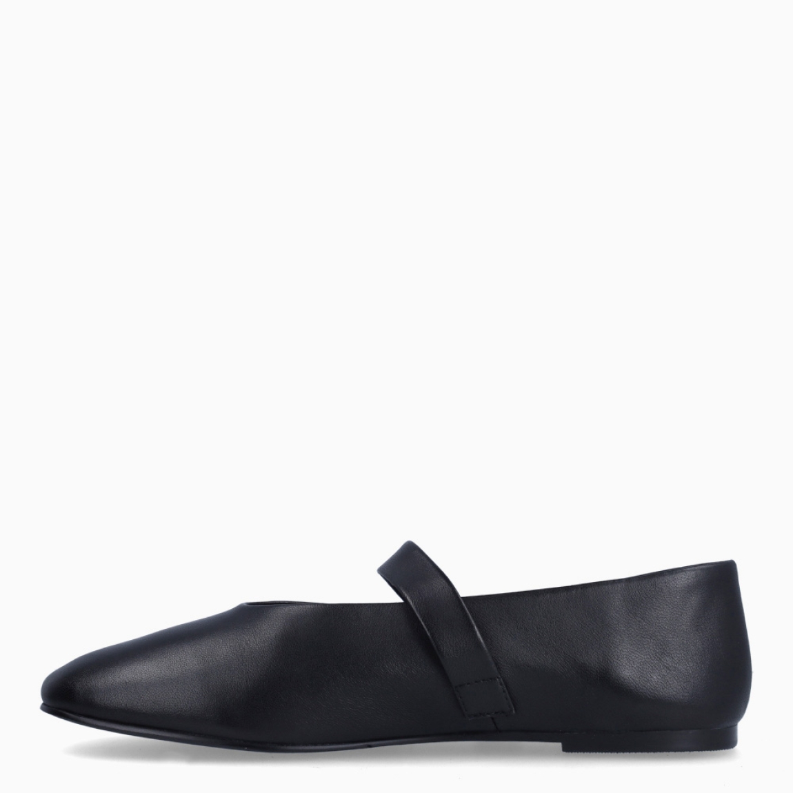 Merceditas de la marca Itse, modelo ATENAS. Exterior en piel color negro con puntera redonda. Interior en piel color negro. Cierre con hebilla en pala. Suela plana de goma. Estas merceditas Itse ATENAS son ideales para darle look, comodidad y estilo a tus looks de temporada!