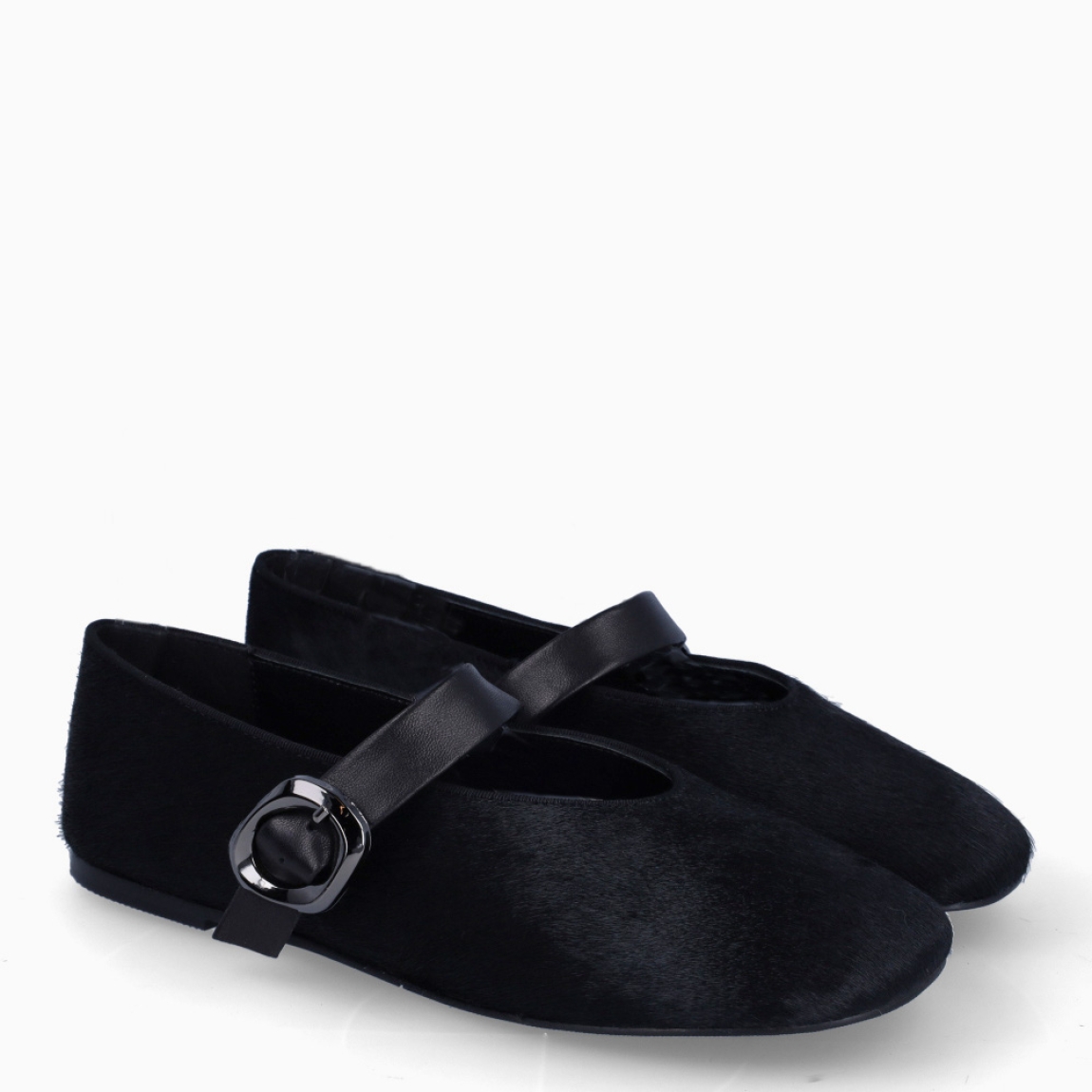 Merceditas de la marca Itse, modelo ATENAS. Exterior en piel potro color negro con puntera redonda. Interior en piel color negro. Cierre con hebilla en pala. Suela plana de goma. Estas merceditas Itse ATENAS son ideales para darle look, comodidad y estilo a tus looks de temporada!