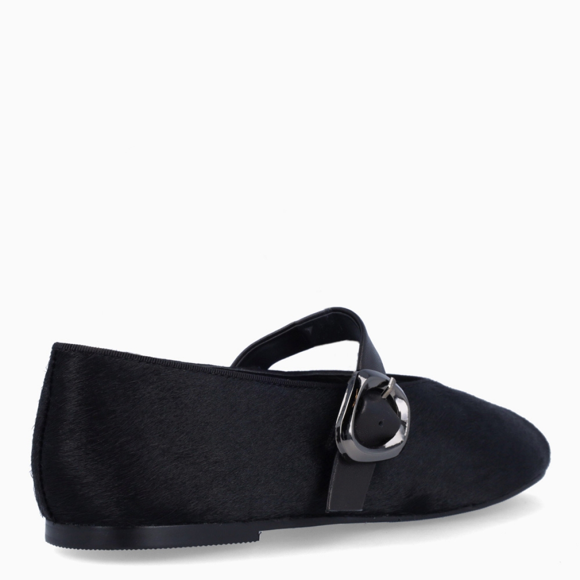 Merceditas de la marca Itse, modelo ATENAS. Exterior en piel potro color negro con puntera redonda. Interior en piel color negro. Cierre con hebilla en pala. Suela plana de goma. Estas merceditas Itse ATENAS son ideales para darle look, comodidad y estilo a tus looks de temporada!