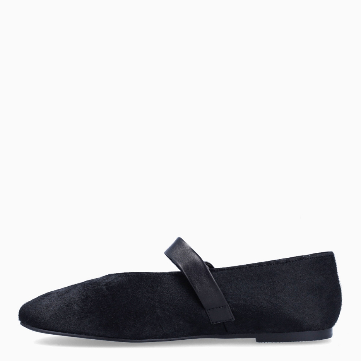 Merceditas de la marca Itse, modelo ATENAS. Exterior en piel potro color negro con puntera redonda. Interior en piel color negro. Cierre con hebilla en pala. Suela plana de goma. Estas merceditas Itse ATENAS son ideales para darle look, comodidad y estilo a tus looks de temporada!