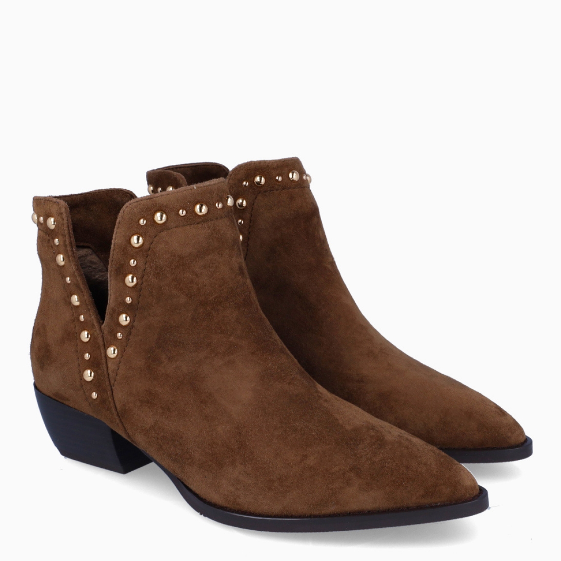 Botines de la marca Itse, modelo IVONE. Exterior en ante color marrón con corte V y tachuelas doradas. Interior en piel color marrón. Botines Itse con punta lápiz. Suela plana de goma. Estos botines Itse IVONE son ideales para ti!