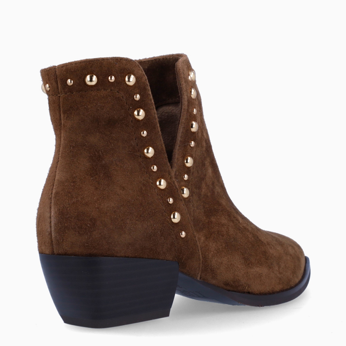 Botines de la marca Itse, modelo IVONE. Exterior en ante color marrón con corte V y tachuelas doradas. Interior en piel color marrón. Botines Itse con punta lápiz. Suela plana de goma. Estos botines Itse IVONE son ideales para ti!