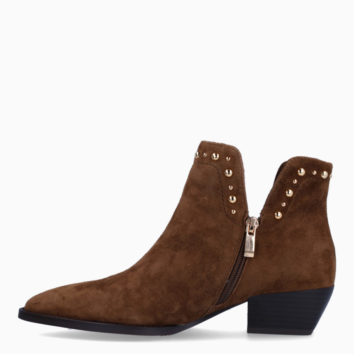 Botines de la marca Itse, modelo IVONE. Exterior en ante color marrón con corte V y tachuelas doradas. Interior en piel color marrón. Botines Itse con punta lápiz. Suela plana de goma. Estos botines Itse IVONE son ideales para ti!