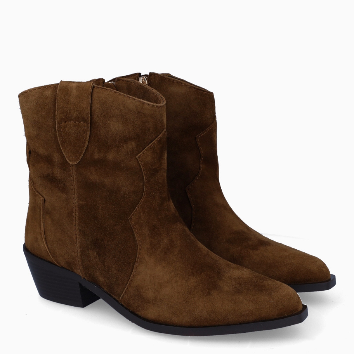 Botines camperos de la marca Itse, modelo DALLAS. Exterior en ante color marrón con punta lápiz. Interior en piel color marrón. Cierre con cremallera y suela plana de goma. Estos botines Itse DALLAS son ideales para ti!