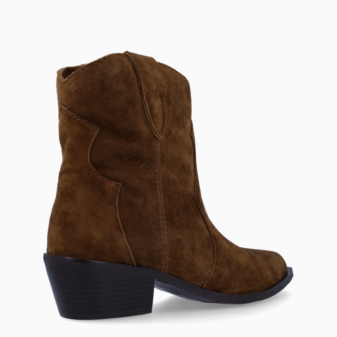 Botines camperos de la marca Itse, modelo DALLAS. Exterior en ante color marrón con punta lápiz. Interior en piel color marrón. Cierre con cremallera y suela plana de goma. Estos botines Itse DALLAS son ideales para ti!