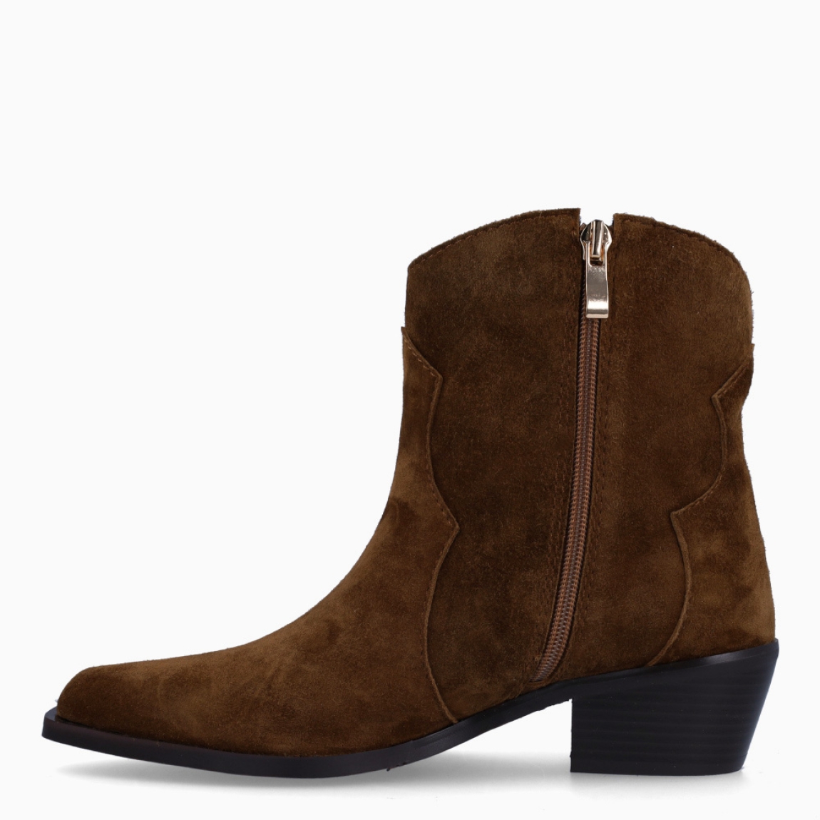 Botines camperos de la marca Itse, modelo DALLAS. Exterior en ante color marrón con punta lápiz. Interior en piel color marrón. Cierre con cremallera y suela plana de goma. Estos botines Itse DALLAS son ideales para ti!