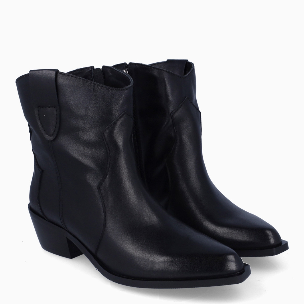 Botines camperos de la marca Itse, modelo DALLAS. Exterior en piel color negro con punta lápiz. Interior en piel color negro. Cierre con cremallera y suela plana de goma. Estos botines Itse DALLAS son ideales para ti!