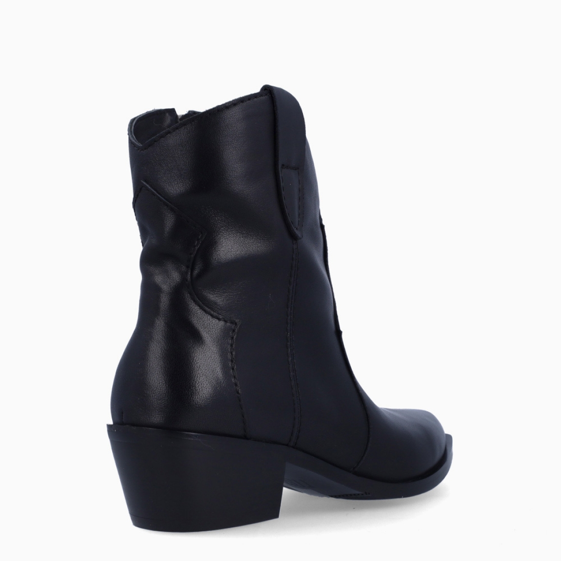 Botines camperos de la marca Itse, modelo DALLAS. Exterior en piel color negro con punta lápiz. Interior en piel color negro. Cierre con cremallera y suela plana de goma. Estos botines Itse DALLAS son ideales para ti!