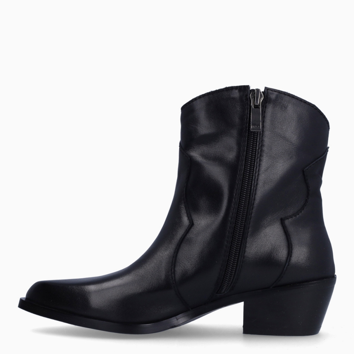 Botines camperos de la marca Itse, modelo DALLAS. Exterior en piel color negro con punta lápiz. Interior en piel color negro. Cierre con cremallera y suela plana de goma. Estos botines Itse DALLAS son ideales para ti!