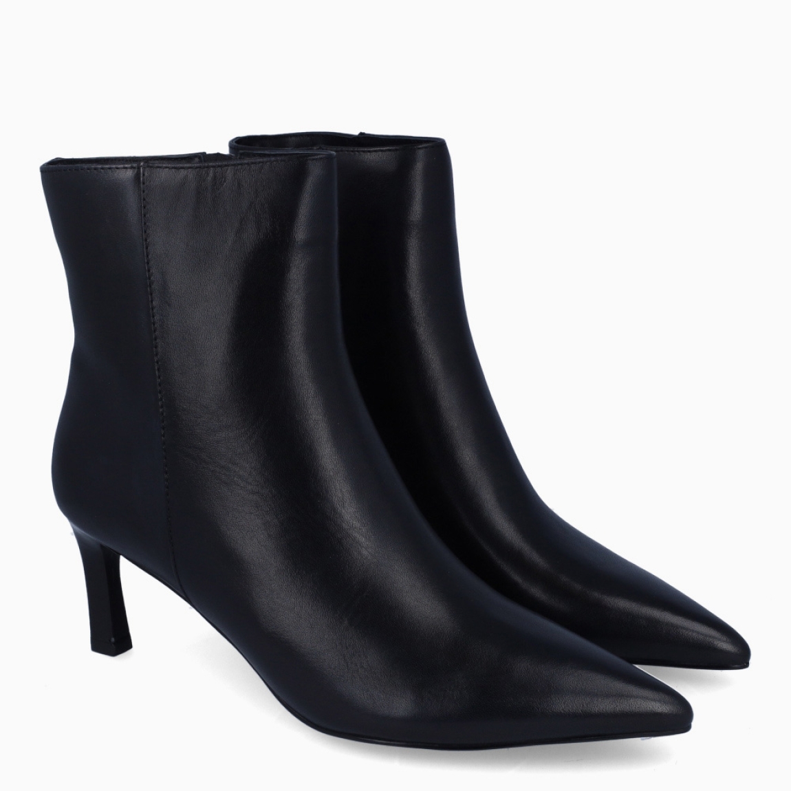 Botines de la marca Itse, modelo ARI. Exterior en piel color negro con punta lápiz. Interior en piel color negro con plantilla acolchada para máxima comodidad. Cierre con cremallera y una suela de goma con tacón de punta fina con 5cm. Estos botines Itse ARI son un complemento ideal para estilizar y darle personalidad a tus looks!