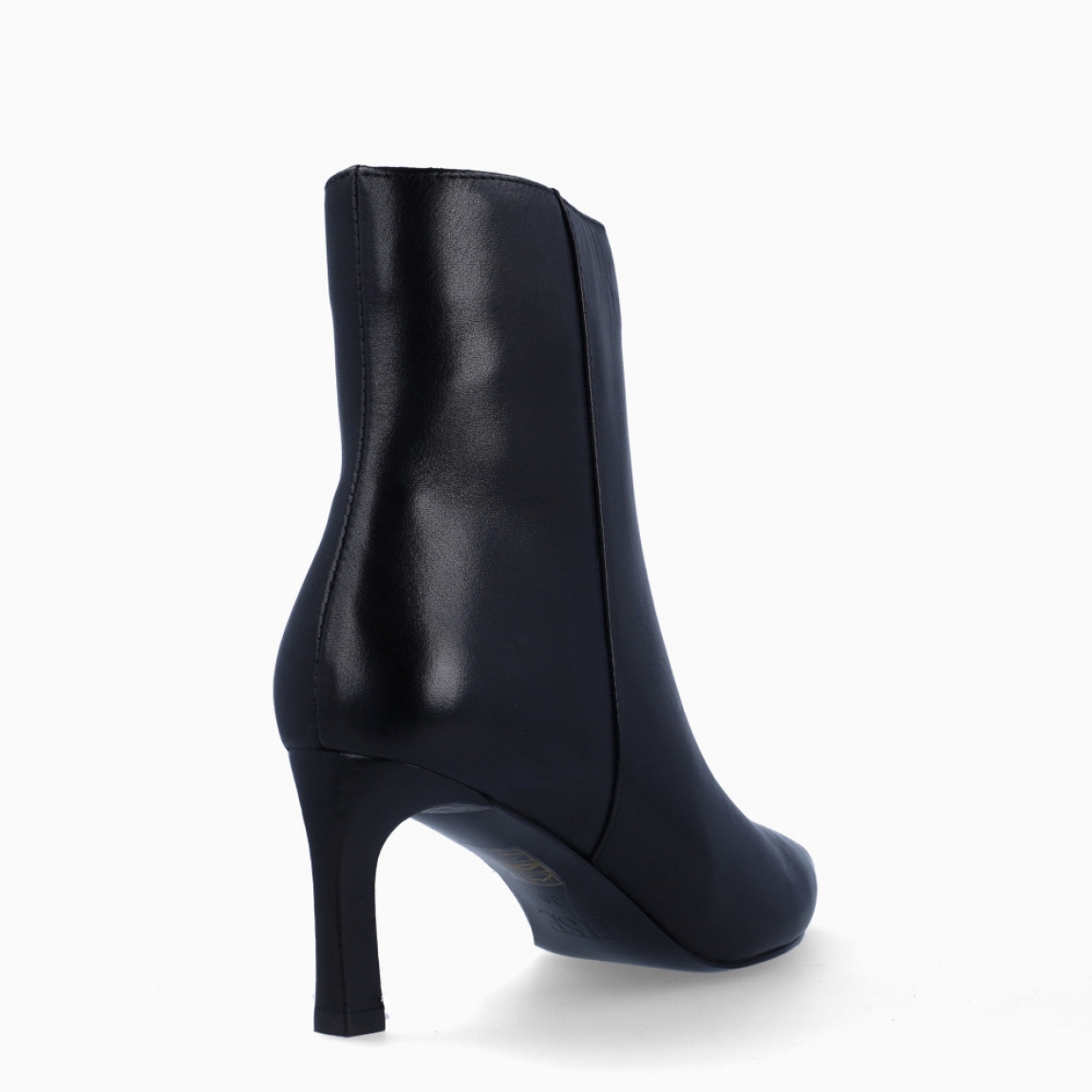 Botines de la marca Itse, modelo ARI. Exterior en piel color negro con punta lápiz. Interior en piel color negro con plantilla acolchada para máxima comodidad. Cierre con cremallera y una suela de goma con tacón de punta fina con 5cm. Estos botines Itse ARI son un complemento ideal para estilizar y darle personalidad a tus looks!