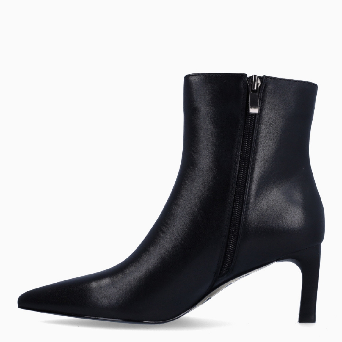 Botines de la marca Itse, modelo ARI. Exterior en piel color negro con punta lápiz. Interior en piel color negro con plantilla acolchada para máxima comodidad. Cierre con cremallera y una suela de goma con tacón de punta fina con 5cm. Estos botines Itse ARI son un complemento ideal para estilizar y darle personalidad a tus looks!