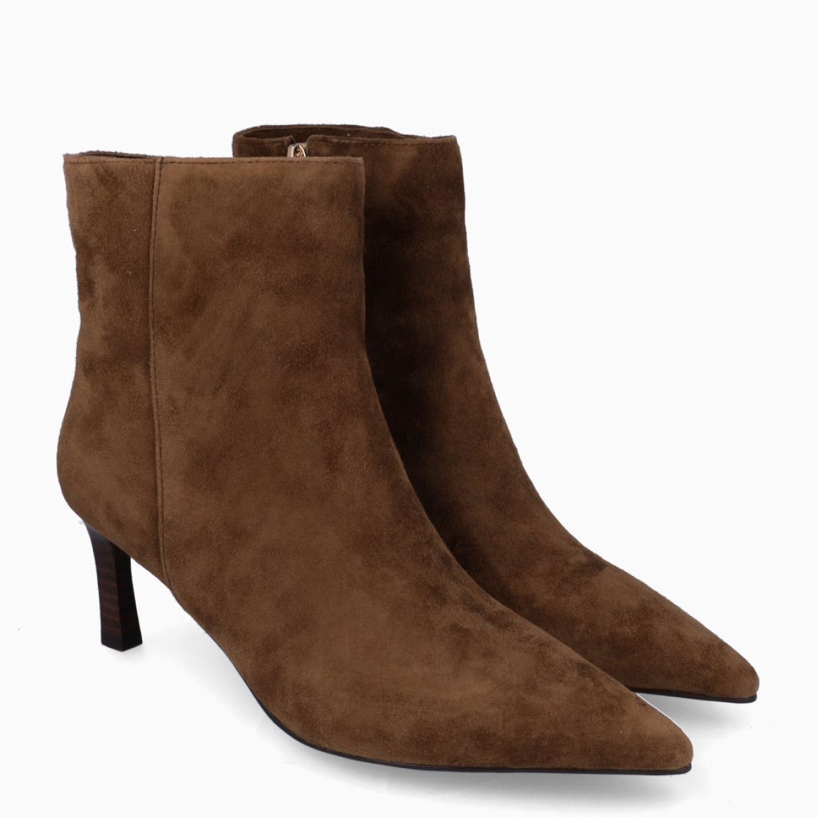 Botines de la marca Itse, modelo ARI. Exterior en ante color taupe con punta pico. Interior en piel color marrón con plantilla acolchada para máxima comodidad. Cierre con cremallera y una suela de goma con tacón de punta fina con 6cm. Estos botines Itse ARI son un complemento ideal para estilizar y darle personalidad a tus looks!