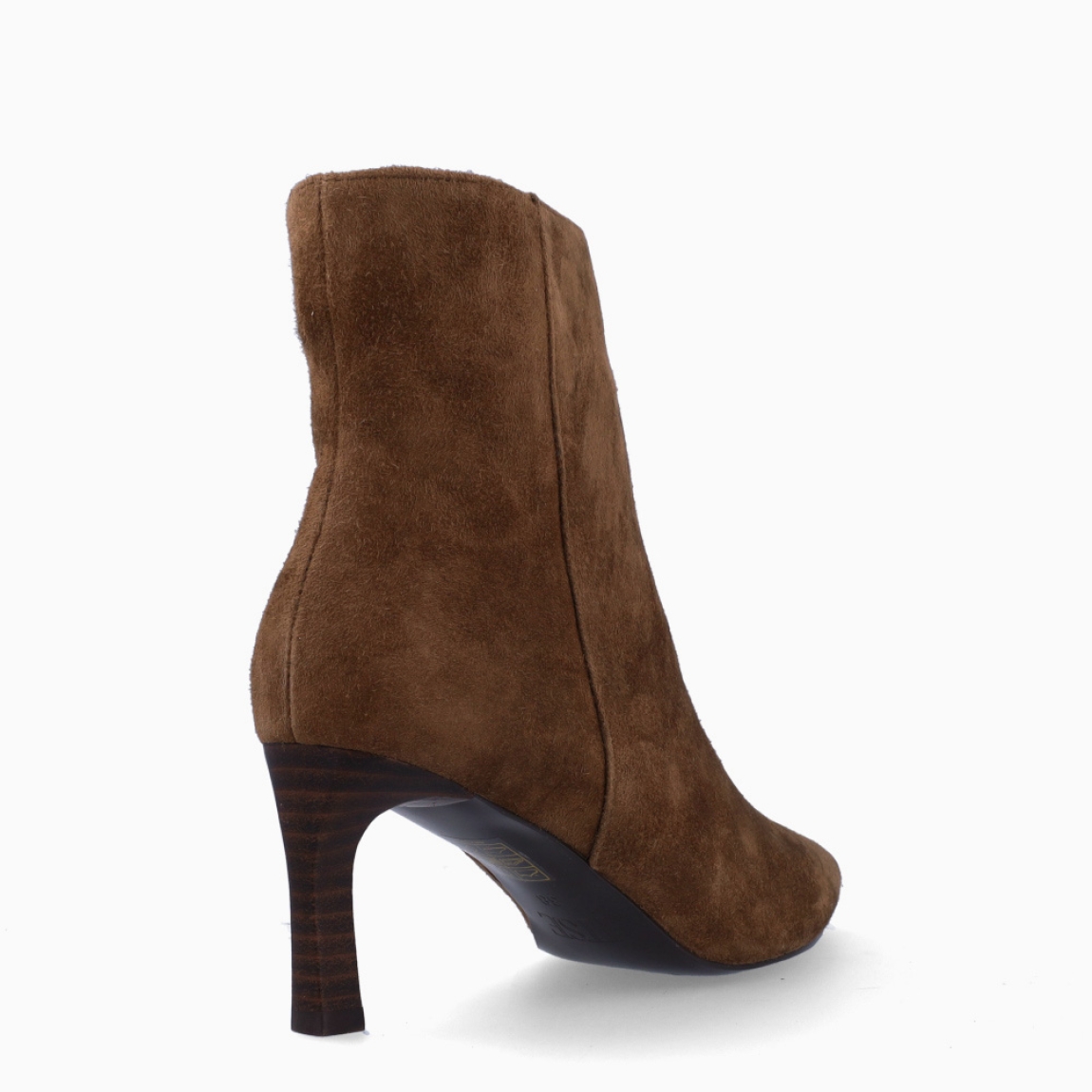 Botines de la marca Itse, modelo ARI. Exterior en ante color taupe con punta pico. Interior en piel color marrón con plantilla acolchada para máxima comodidad. Cierre con cremallera y una suela de goma con tacón de punta fina con 6cm. Estos botines Itse ARI son un complemento ideal para estilizar y darle personalidad a tus looks!