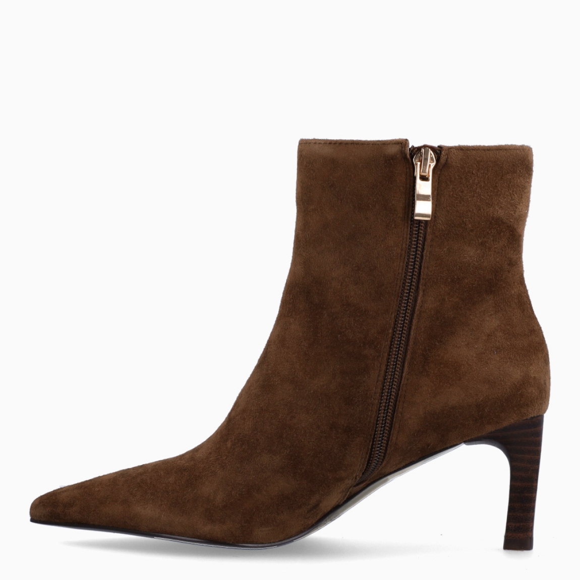 Botines de la marca Itse, modelo ARI. Exterior en ante color taupe con punta pico. Interior en piel color marrón con plantilla acolchada para máxima comodidad. Cierre con cremallera y una suela de goma con tacón de punta fina con 6cm. Estos botines Itse ARI son un complemento ideal para estilizar y darle personalidad a tus looks!