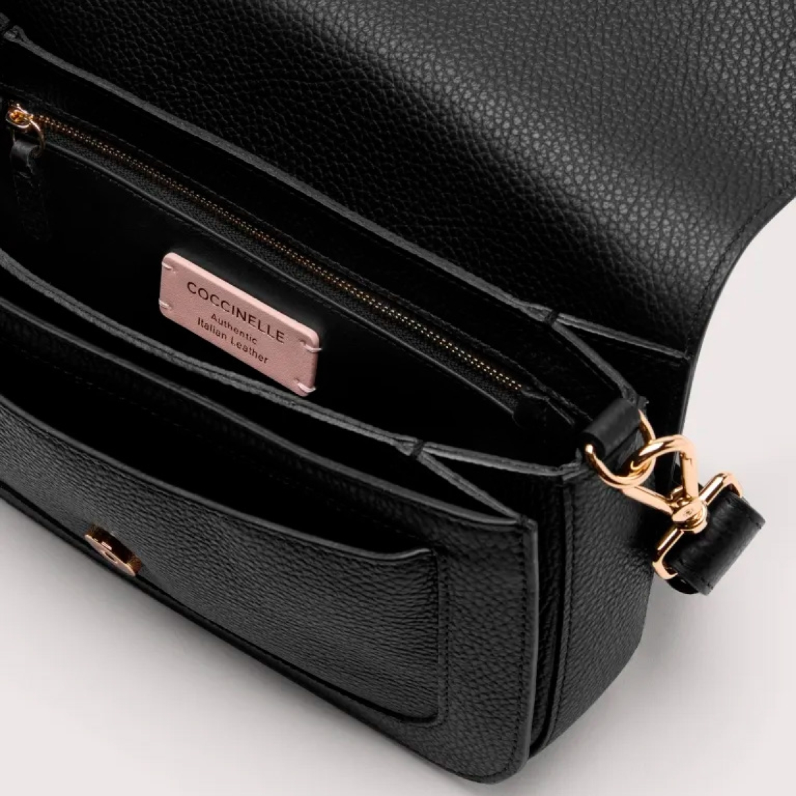 Bolso bandolera de la marca Coccinelle, modelo C-ME. Exterior en piel color negro con detalle de logo en parte frontal. Interior con compartimentos. Cierre con botón inmantado y doble asa, de mano y hombro. Medidas: alto 15cm y ancho 26cm. Este bolso Coccinelle C-ME es un complemento sofisticado, ideal para combinar con tus looks de temporada!